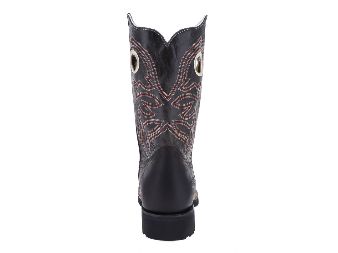 Bota vaquera de cuero color negro con detalles bordados en marrón y rojo y punta cuadrada.