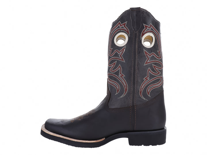 Bota vaquera de cuero color negro con detalles bordados en marrón y rojo y punta cuadrada.