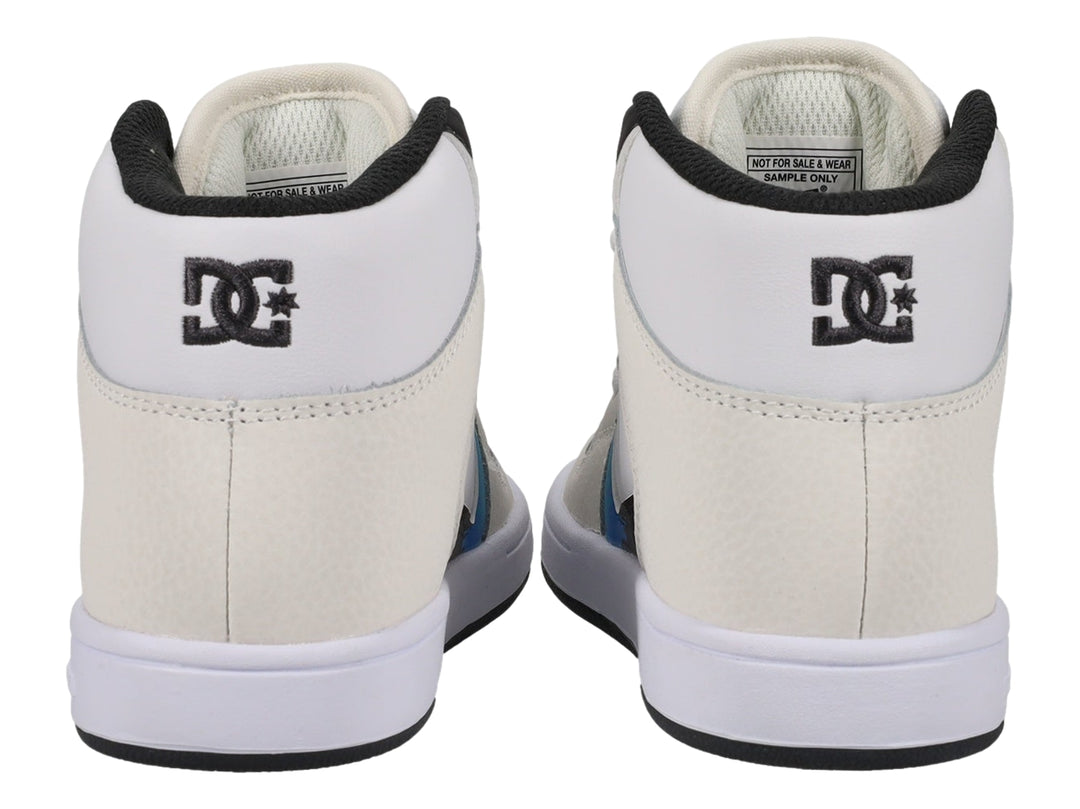 Tenis DC Shoes de bota color blanco con diseño gráfico en azul y negro en el lateral.