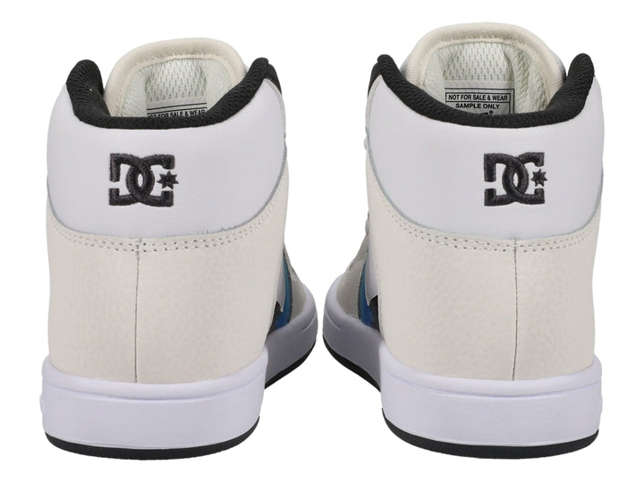 Tenis DC Shoes de bota color blanco con diseño gráfico en azul y negro en el lateral.