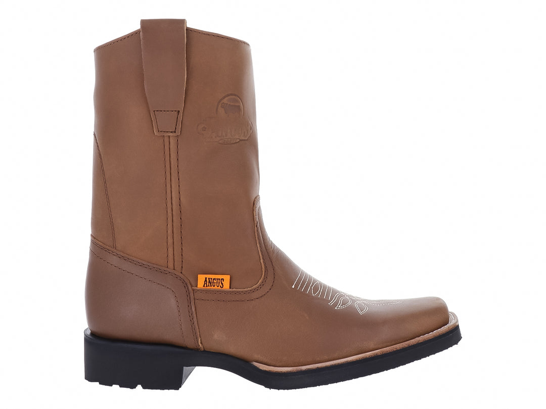 Bota vaquera de cuero color marrón miel con suela negra.
