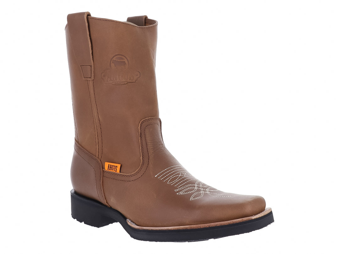 Bota vaquera de cuero color marrón miel con suela negra.