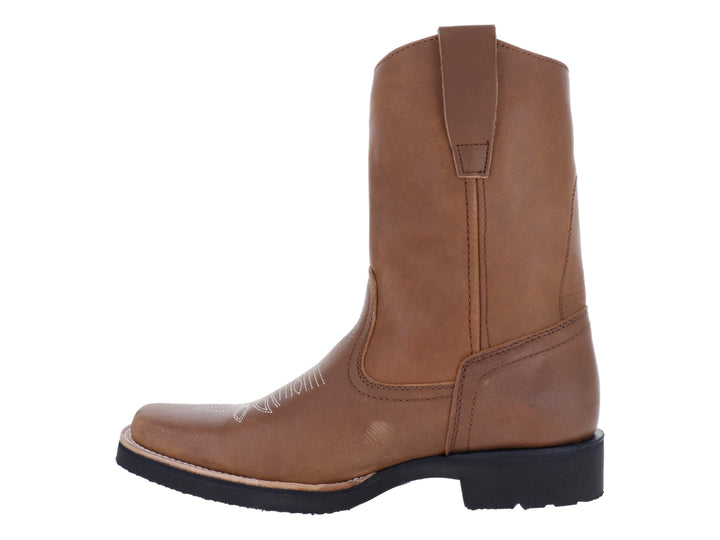 Bota vaquera de cuero color marrón miel con suela negra.
