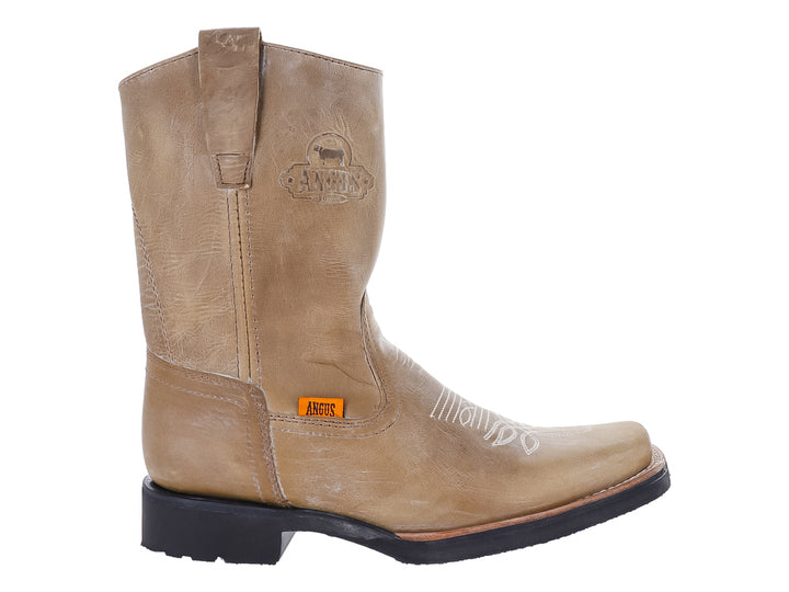 Bota vaquera de cuero color latón con suela negra y detalle de marca Angus.