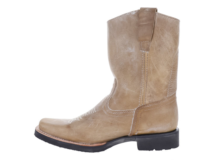 Bota vaquera de cuero color latón con suela negra y detalle de marca Angus.