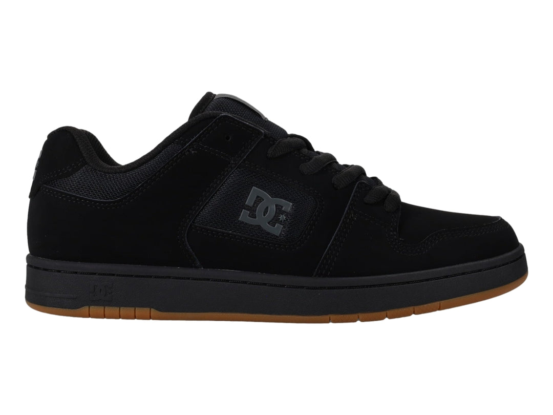 Tenis DC Shoes color negro con suela de goma color miel.