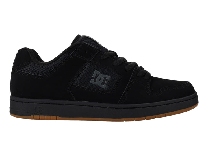 Tenis DC Shoes color negro con suela de goma color miel.