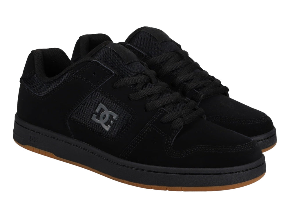 Tenis DC Shoes color negro con suela de goma color miel.