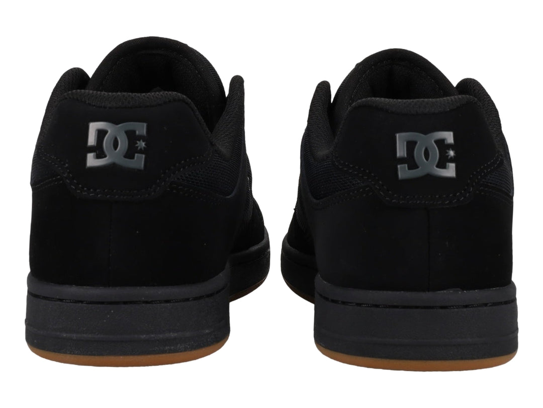 Tenis DC Shoes color negro con suela de goma color miel.