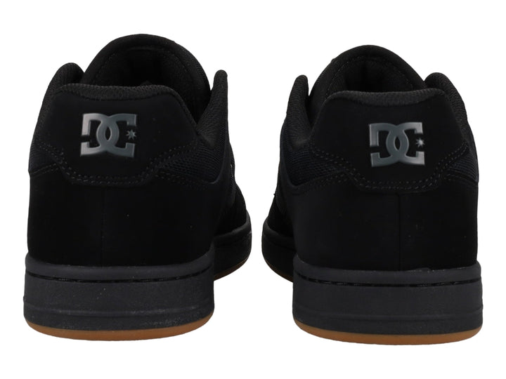 Tenis DC Shoes color negro con suela de goma color miel.