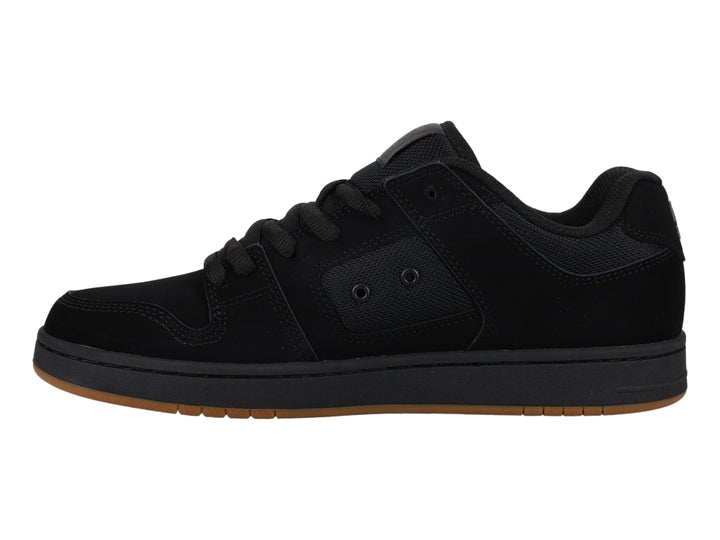 Tenis DC Shoes color negro con suela de goma color miel.