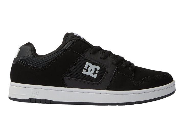 Tenis DC Shoes modelo Adys en color negro con suela blanca y logotipo DC en el costado.