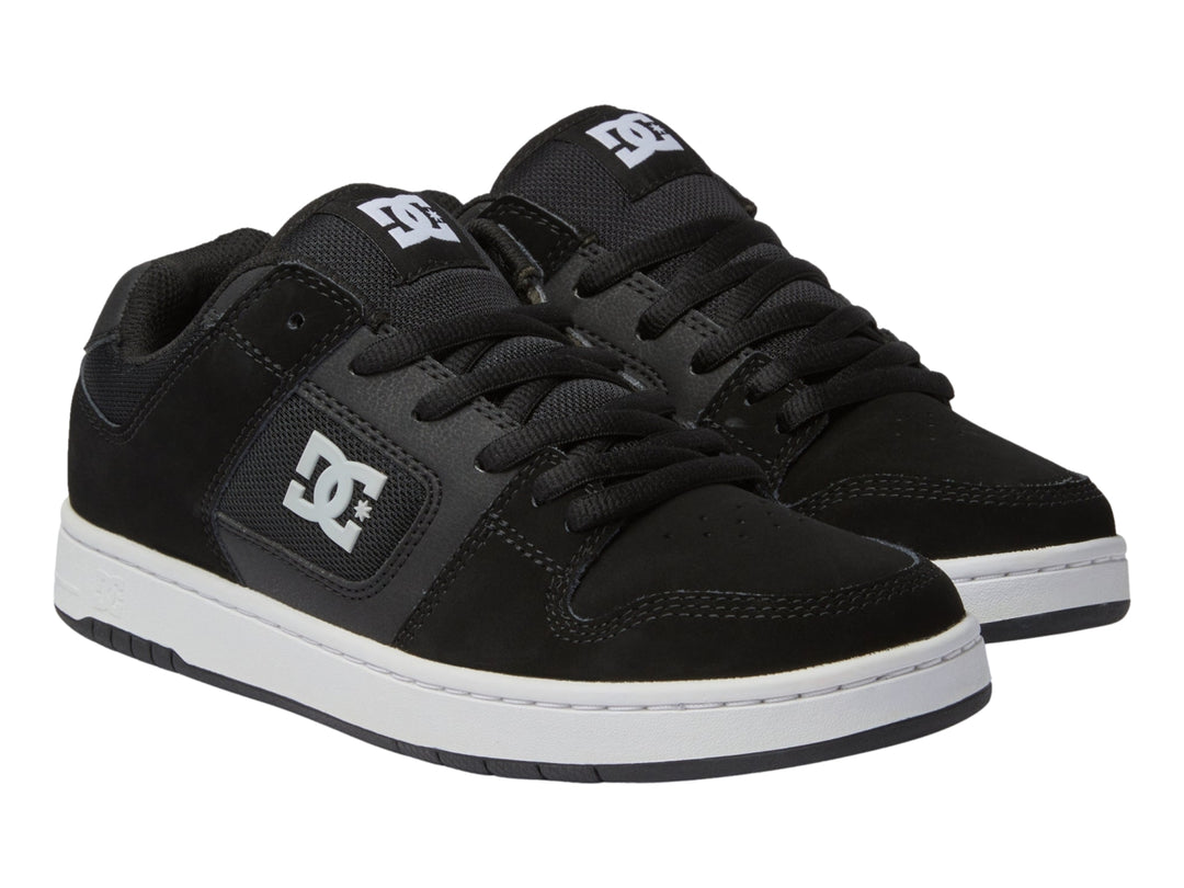 Tenis DC Shoes modelo Adys en color negro con suela blanca y logotipo DC en el costado.