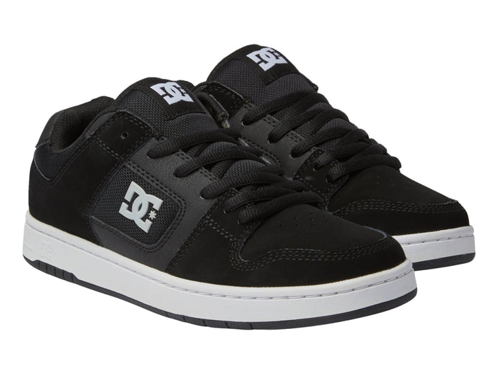 Tenis DC Shoes modelo Adys en color negro con suela blanca y logotipo DC en el costado.