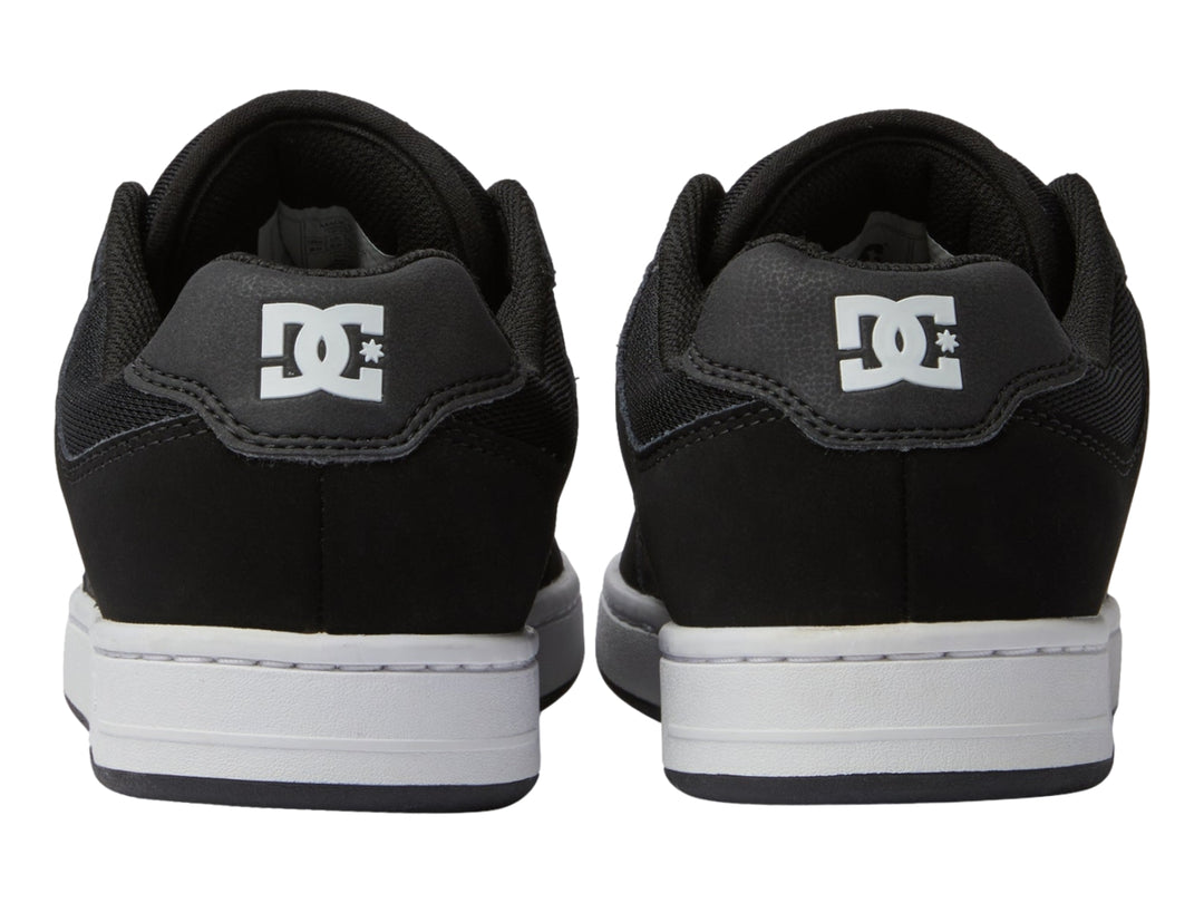 Tenis DC Shoes modelo Adys en color negro con suela blanca y logotipo DC en el costado.