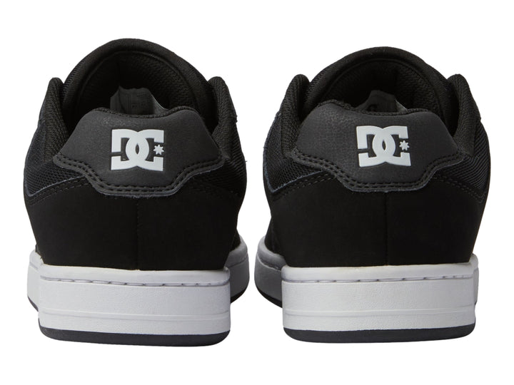 Tenis DC Shoes modelo Adys en color negro con suela blanca y logotipo DC en el costado.