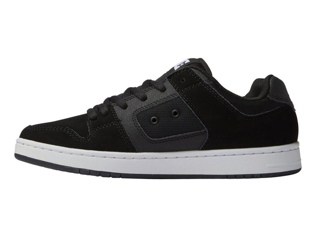 Tenis DC Shoes modelo Adys en color negro con suela blanca y logotipo DC en el costado.