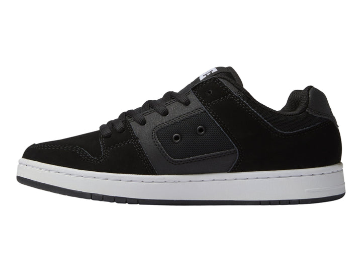 Tenis DC Shoes modelo Adys en color negro con suela blanca y logotipo DC en el costado.