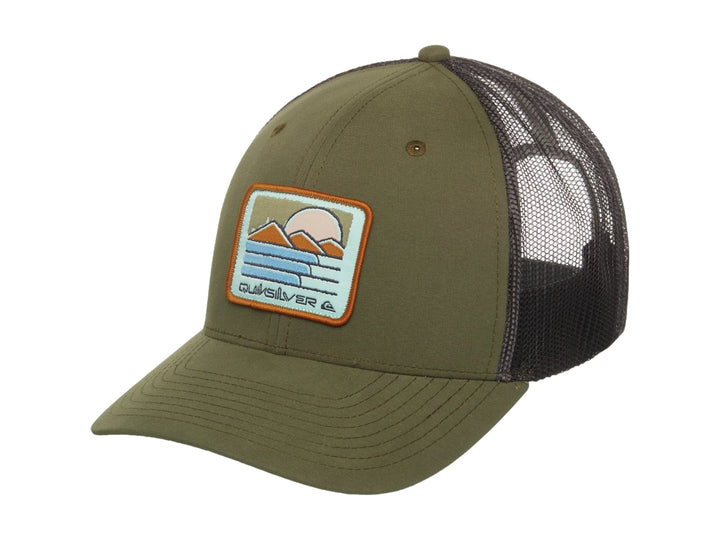 Gorra Quiksilver color verde oliva con panel trasero de malla gris oscuro y parche frontal.