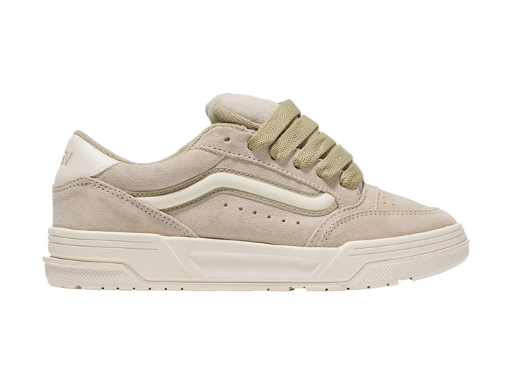 Tenis VANS modelo Peyote Hylane en color beige de gamuza con suela blanca y cordones a juego.