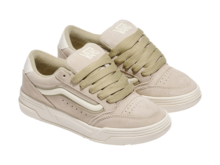 Tenis VANS modelo Peyote Hylane en color beige de gamuza con suela blanca y cordones a juego.