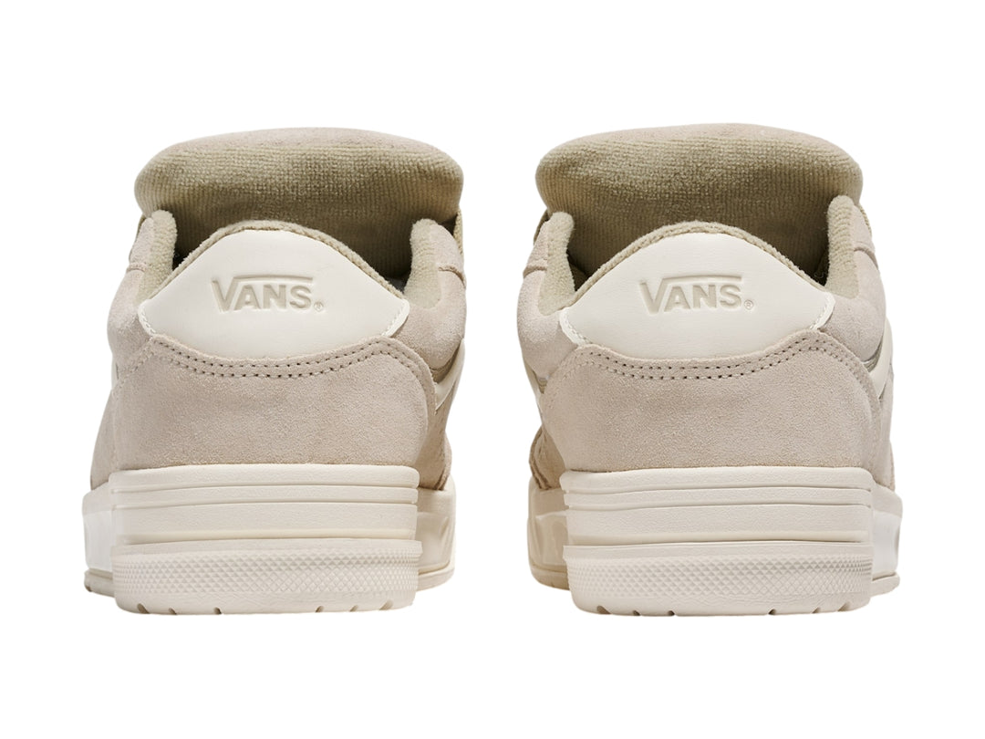 Tenis VANS modelo Peyote Hylane en color beige de gamuza con suela blanca y cordones a juego.
