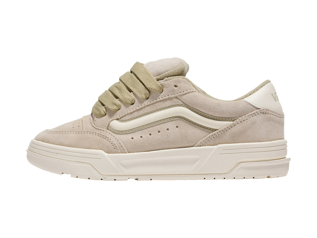 Tenis VANS modelo Peyote Hylane en color beige de gamuza con suela blanca y cordones a juego.