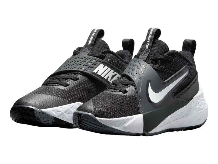 Tenis Nike Team Hustle D 12 para niño en colores negro y blanco con correa de ajuste