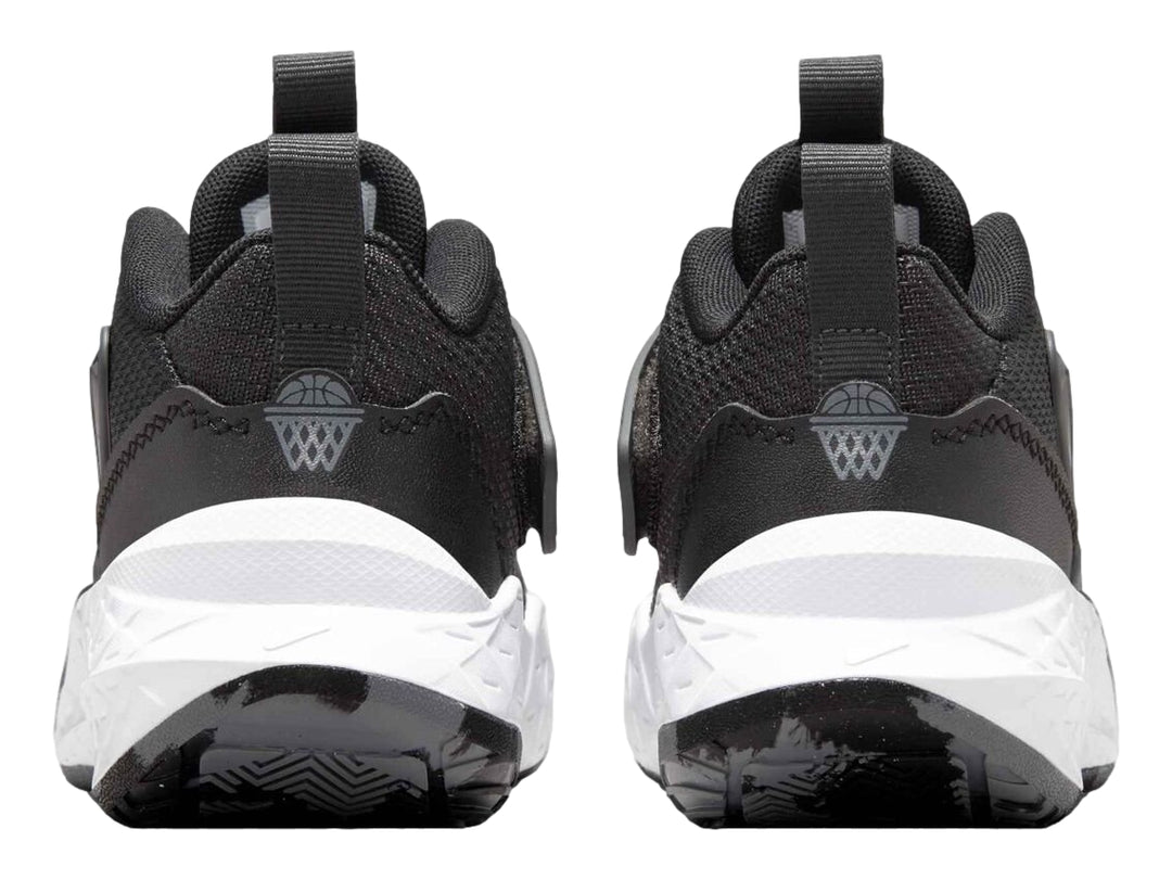 Tenis Nike Team Hustle D 12 para niño en colores negro y blanco con correa de ajuste