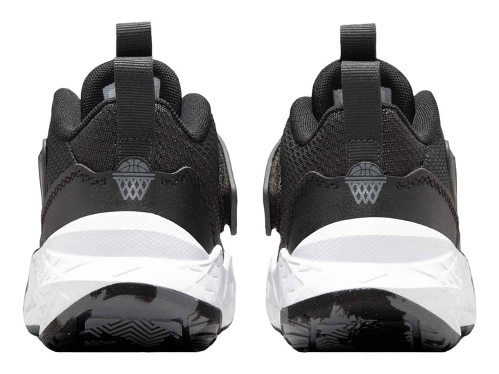 Tenis Nike Team Hustle D 12 para niño en colores negro y blanco con correa de ajuste