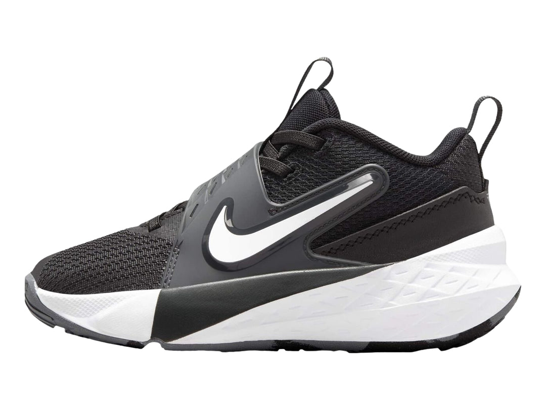 Tenis Nike Team Hustle D 12 para niño en colores negro y blanco con correa de ajuste