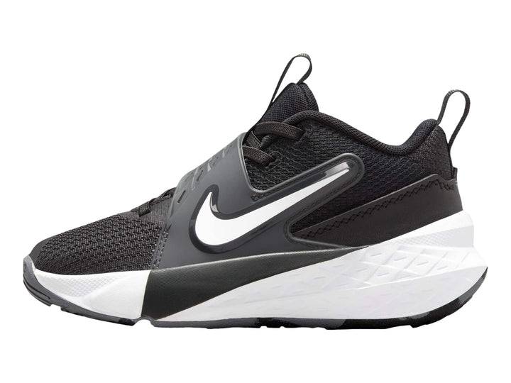 Tenis Nike Team Hustle D 12 para niño en colores negro y blanco con correa de ajuste