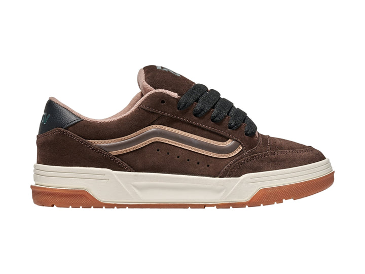 Tenis Vans color marrón de gamuza con suela blanca y base de goma color miel.