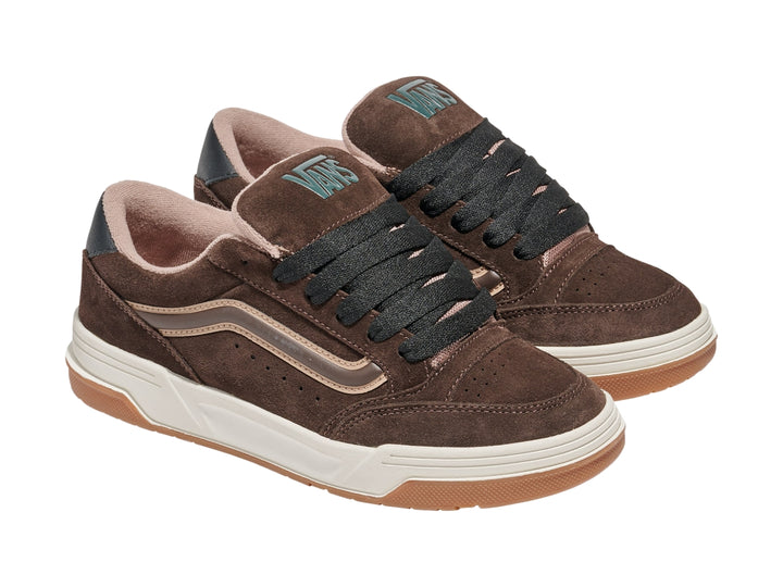 Tenis Vans color marrón de gamuza con suela blanca y base de goma color miel.