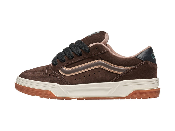 Tenis Vans color marrón de gamuza con suela blanca y base de goma color miel.
