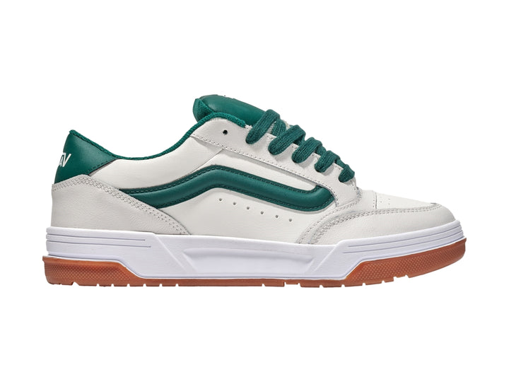Tenis Vans blancos con franja y cordones verdes y suela de goma color marrón.