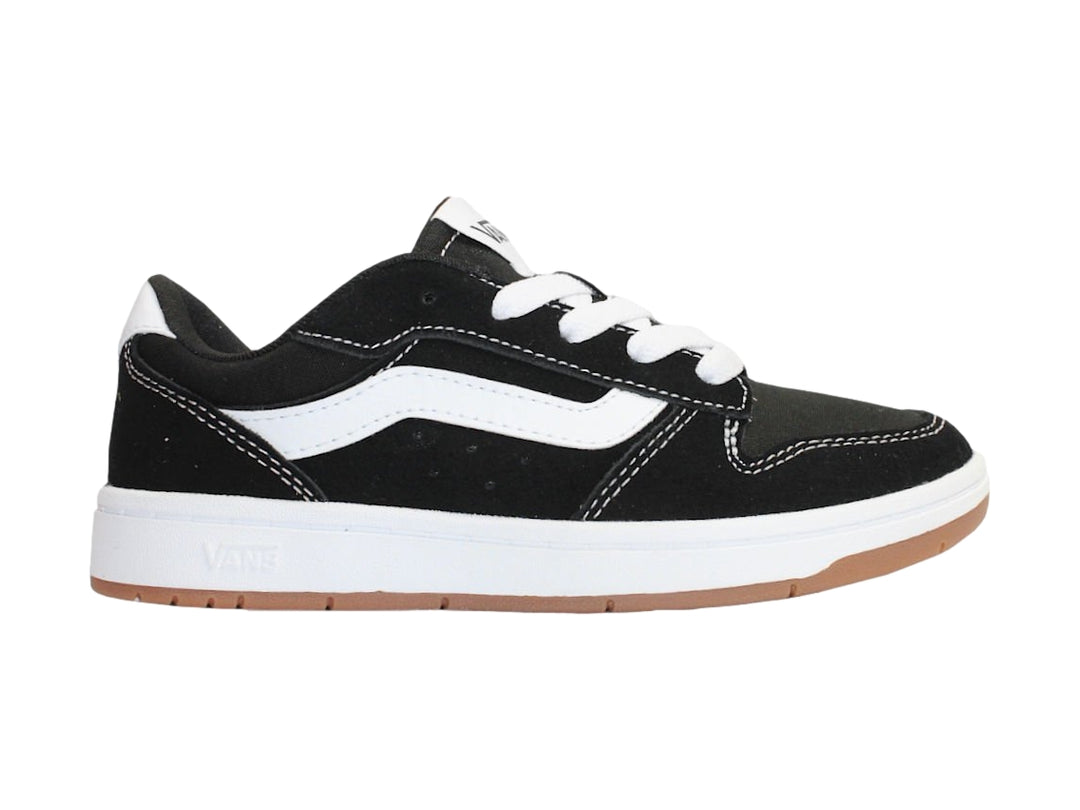 Tenis Vans Ryland color negro con franja lateral blanca y suela de goma color café.