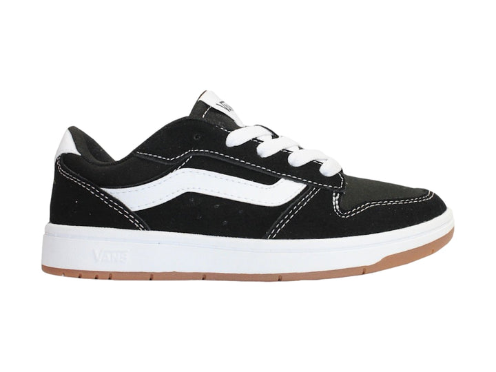 Tenis Vans Ryland color negro con franja lateral blanca y suela de goma color café.