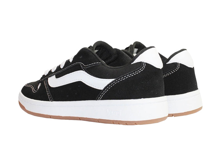 Tenis Vans Ryland color negro con franja lateral blanca y suela de goma color café.