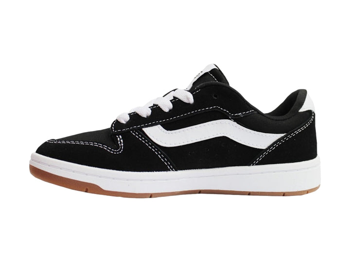 Tenis Vans Ryland color negro con franja lateral blanca y suela de goma color café.