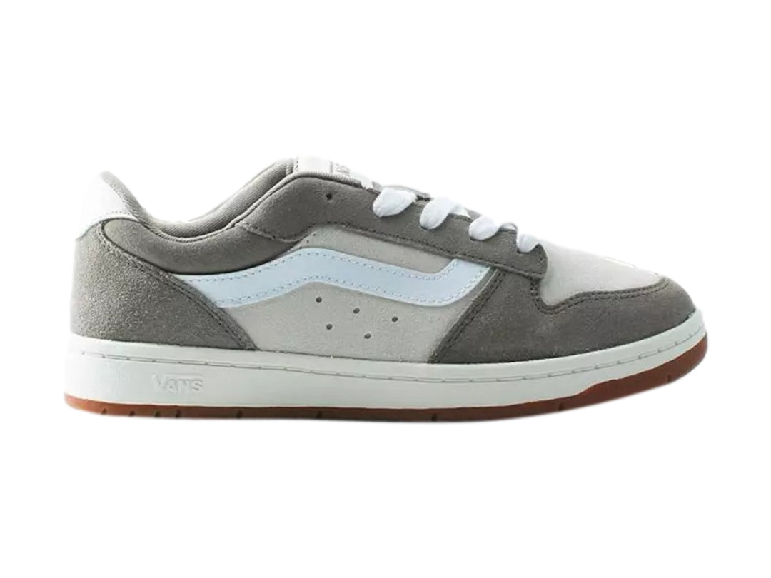 Tenis Vans Ryland color gris Moon Rock y blanco con suela de goma color café.