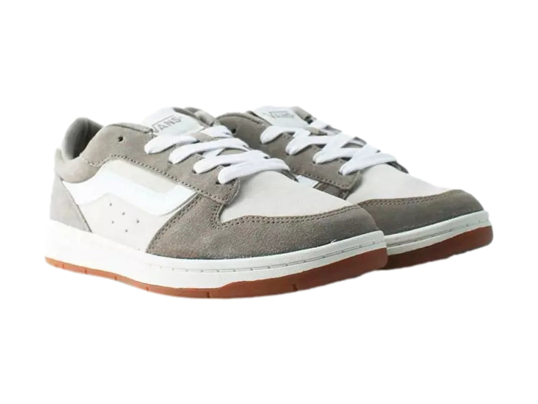 Tenis Vans Ryland color gris Moon Rock y blanco con suela de goma color café.