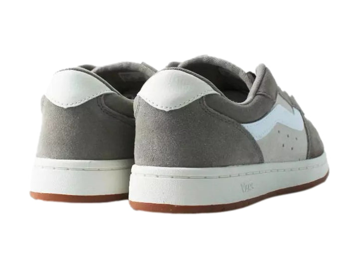 Tenis Vans Ryland color gris Moon Rock y blanco con suela de goma color café.