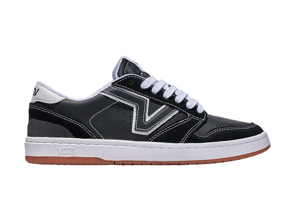 Tenis VANS Lowland 2.0 color negro con detalles en blanco y suela de goma marrón.