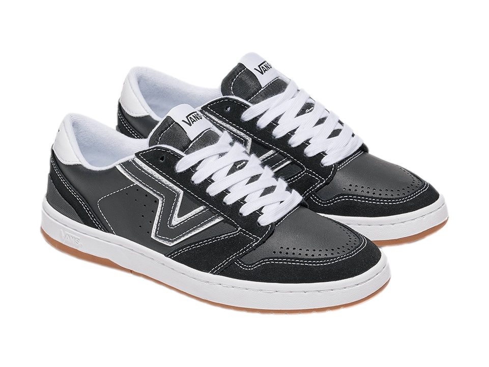 Tenis VANS Lowland 2.0 color negro con detalles en blanco y suela de goma marrón.