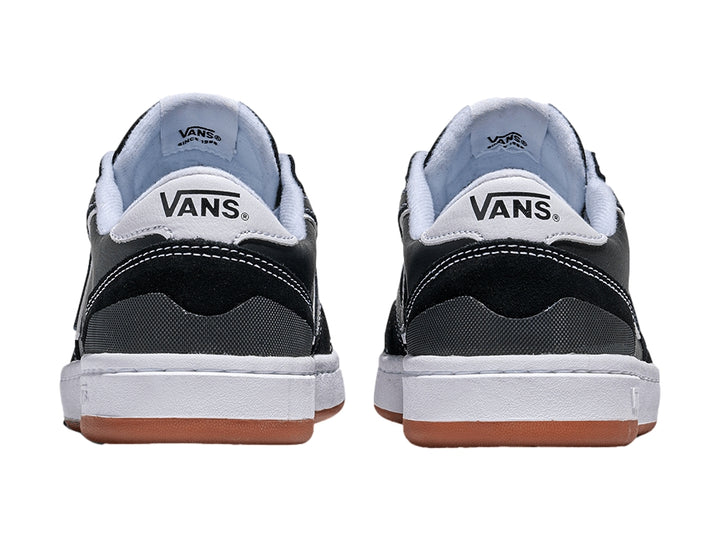 Tenis VANS Lowland 2.0 color negro con detalles en blanco y suela de goma marrón.