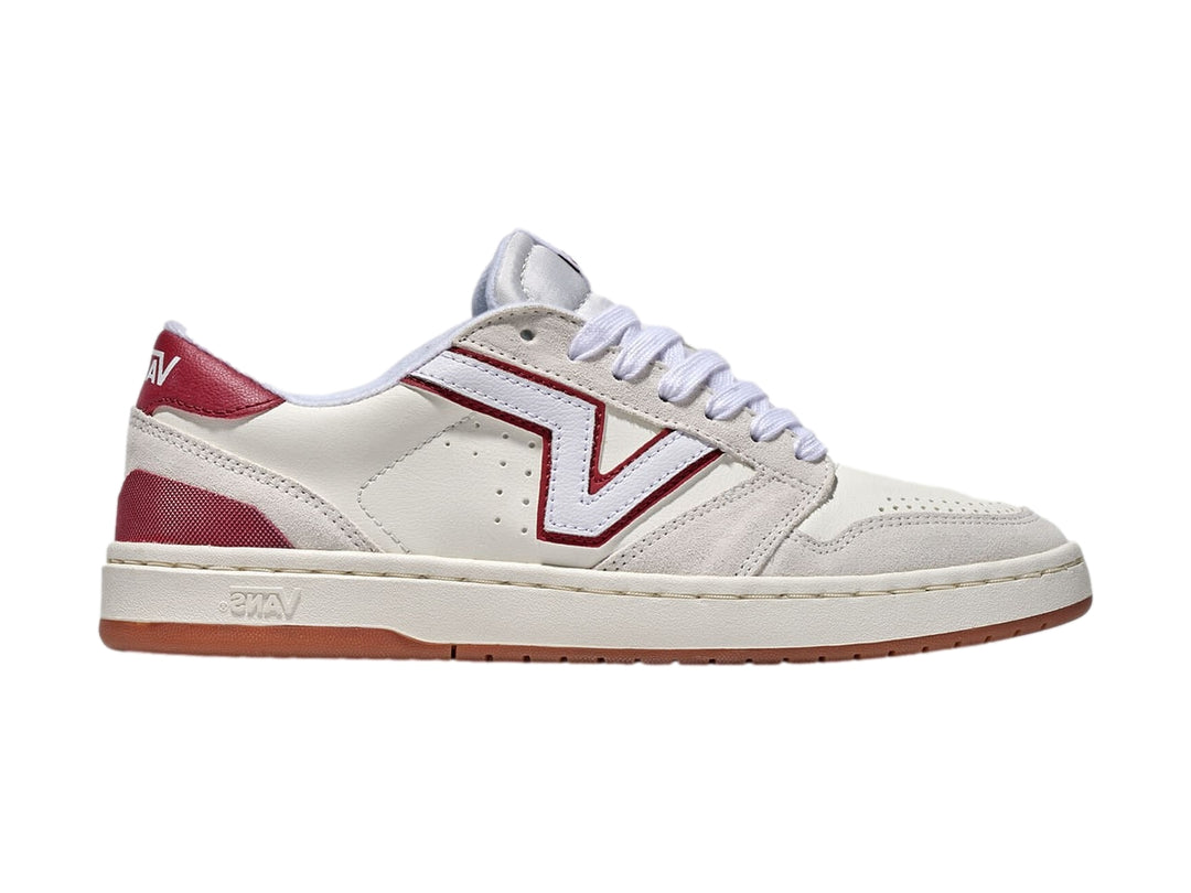 Tenis Vans Lowland 2.0 blancos con detalles en rojo y suela de goma color caramelo.