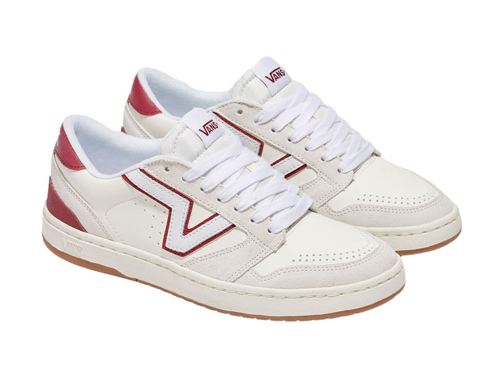 Tenis Vans Lowland 2.0 blancos con detalles en rojo y suela de goma color caramelo.