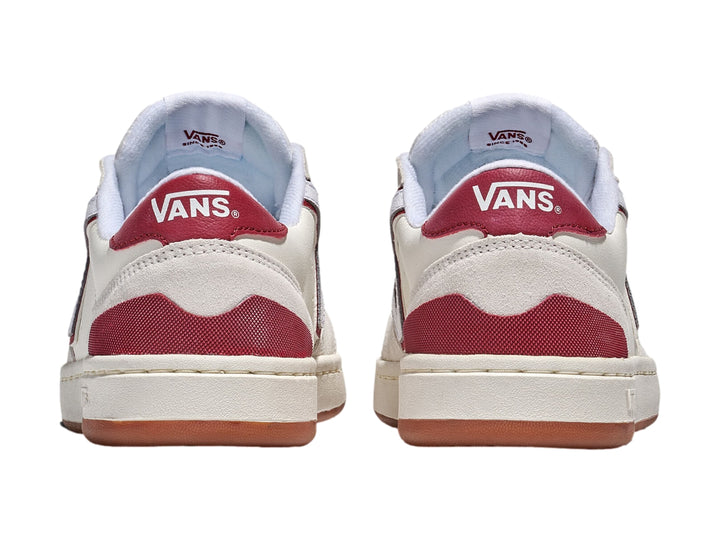 Tenis Vans Lowland 2.0 blancos con detalles en rojo y suela de goma color caramelo.