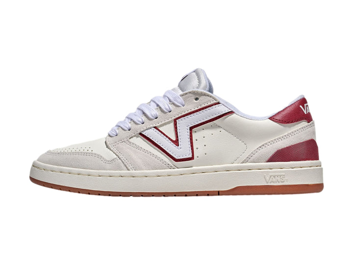 Tenis Vans Lowland 2.0 blancos con detalles en rojo y suela de goma color caramelo.